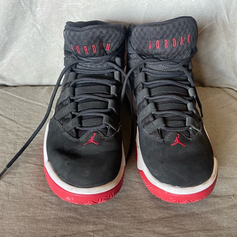 jordan max aura white black gym red